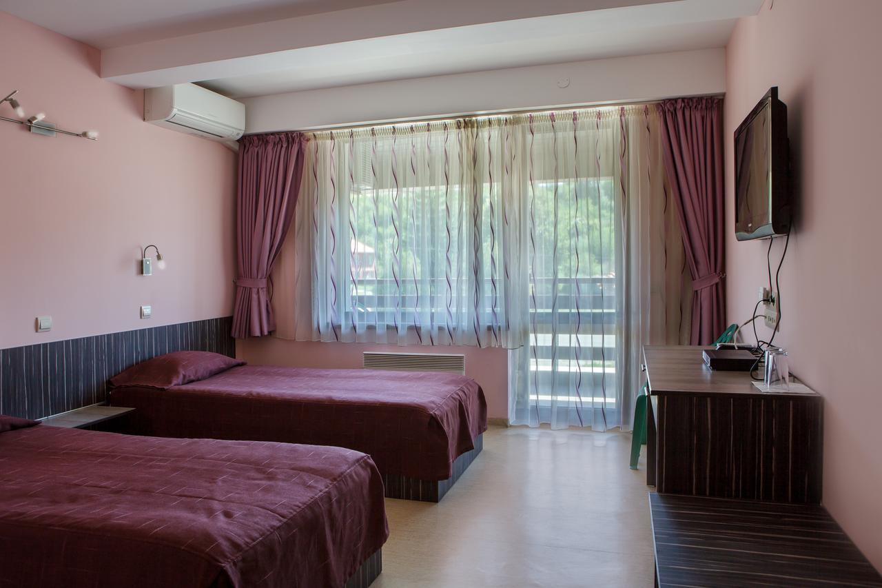 Family Hotel Kipra Exterior photo